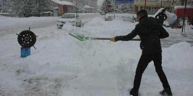 Van’da Kar Hayatı Durma Noktasına Getirdi
