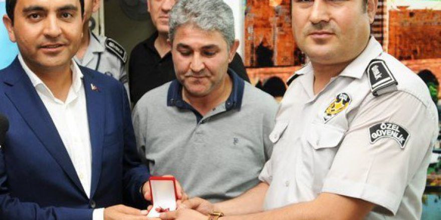 Belediye Başkanından Soygun Girişimini Önleyen Güvenlik Görevlisine Ödül