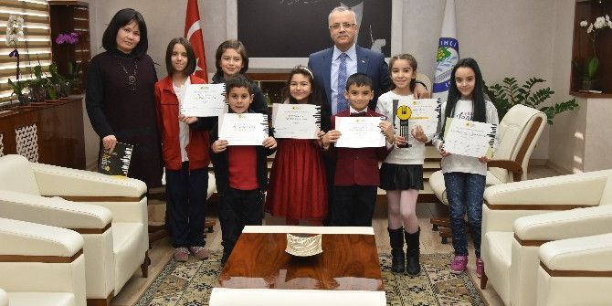 Genç Piyanoculardan Sürpriz Ziyaret