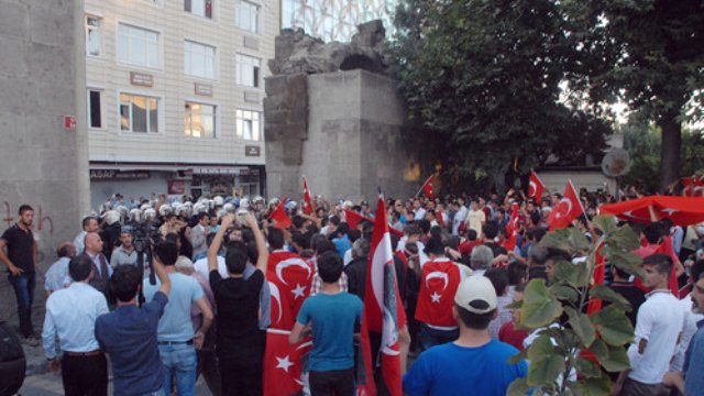 Kayseri’de HDP binasına saldırı