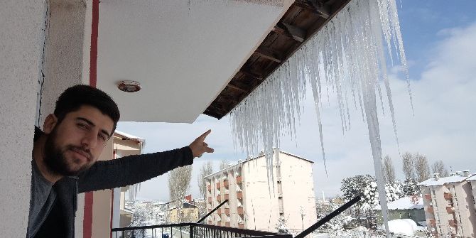 Çatılarda İki Metrelik Buz Sarkıtları Oluştu