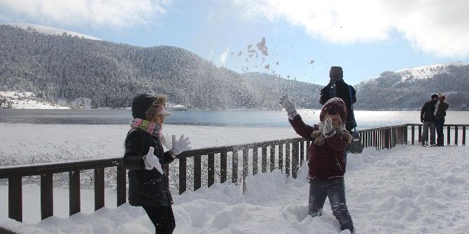 Beyazlara Bürünen Abant’a Tatilci Akını