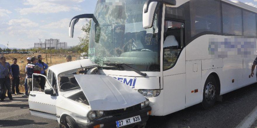 Yolcu Otobüsü İle Otomobil Çarpıştı: 1 Ölü