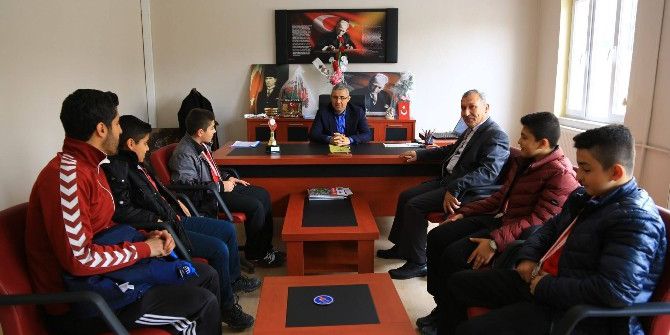 Masa Tensinde Derece Yapan Öğrenciler İnce’nin Makamında