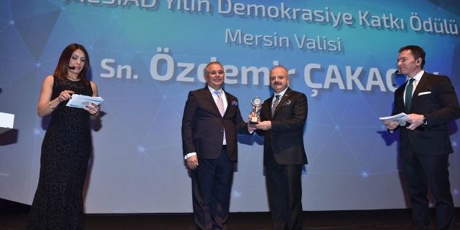Vali Çakacak’a ‘Demokrasiye Katkı Ödülü’