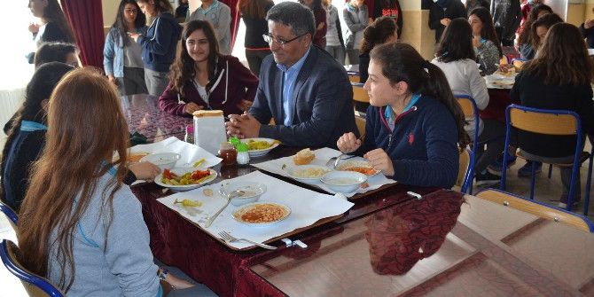 Kocagöz, Öğrencilerle Yemekte Buluştu