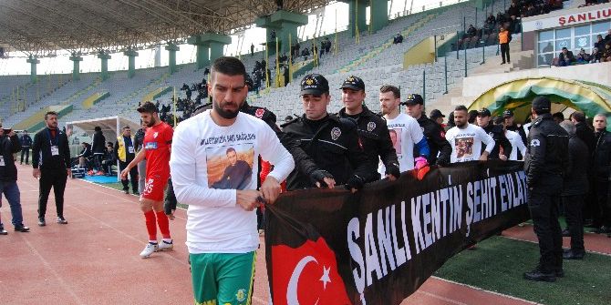 Futbolcular, Polislerle Birlikte Sahaya Pankartla Çıktı