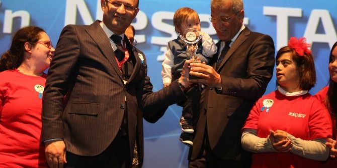 Başkan Tarhan, Ödülünü Down Sendromlu Çocuklarla Birlikte Aldı