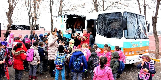 Aksaray Belediyesi Mobil Çorba Aracı İle Ücretsiz Çorba Dağıtıyor