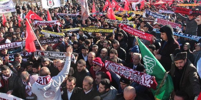 Taraftarlardan Teröre Lanet Yürüyüşü