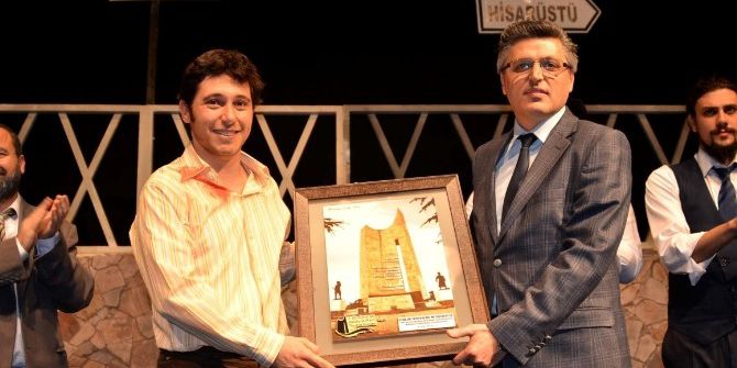 Ayyar Hamza Bozüyüklü Tiyatro Severleri Güldürdü