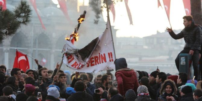 Öcalan, Demirtaş Ve Üstündağ’ın Pankartını Ateşe Verdiler
