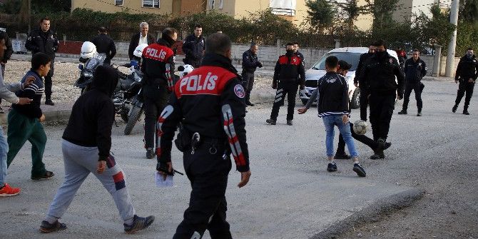 Antalya’da Polis, Çocuklarla Top Oynadı