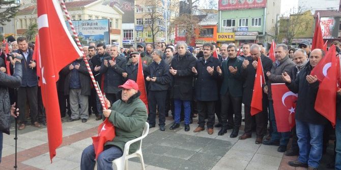 Binlerce Kişi Şehitler İçin Toplandı