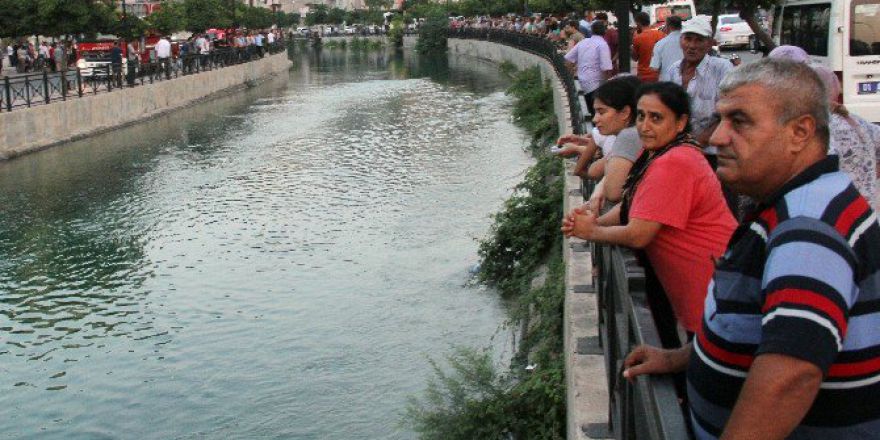 Sulama Kanalına Uçan Sürücüyü Vatandaşlar Kurtardı