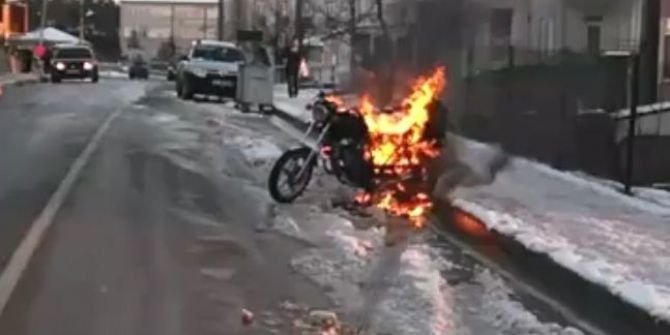 Motosiklet Alev Alev Yandı