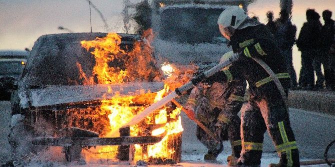 Bodrum’da Alev Alev Yanan Otomobile Aldırmadan Yollarına Devam Ettiler