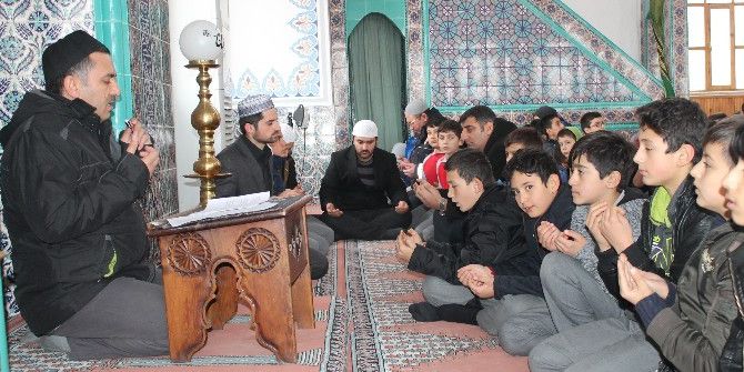 Tosya’da Öğrenciler Şehitler İçin Hatim-i Şerif Okudu