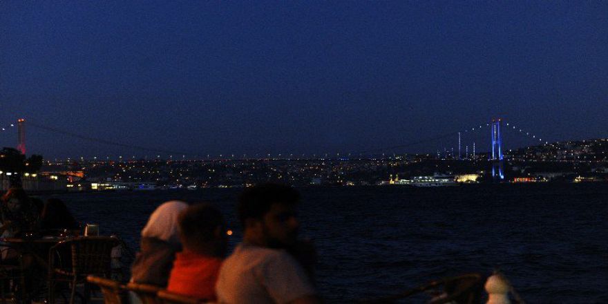 Boğaziçi Köprüsü Fransız Bayrağı Renklerine Büründü