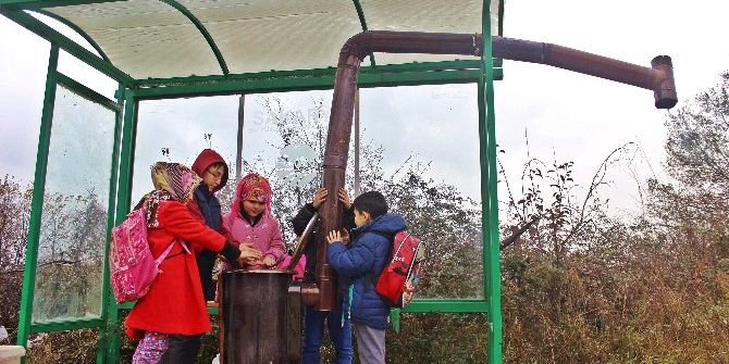 Çocukları Üşümesin Diye Otobüs Durağına Soba Kurdu