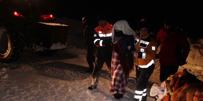 Kardan Mahsur Kalan Hamile Kadın 5 Saatlik Çalışmayla Kurtarıldı