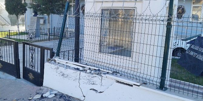 Askerin Bulunduğu Araç Emniyetin Duvarına Çarptı