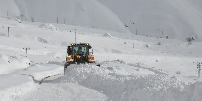 Hakkari’de 8 Köy Ve 27 Mezra Yolu Ulaşıma Kapandı