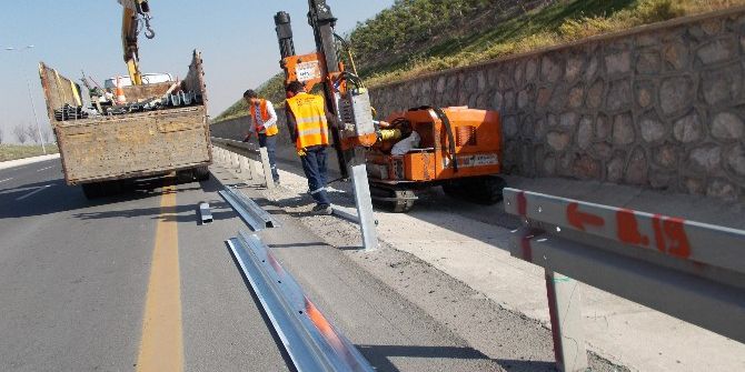 Zarar Gören Oto Korkuluklar Tamir Ediliyor