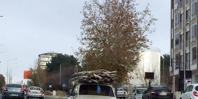 Üzerine Kalıp Tahtaları Yüklenen Otomobil Tehlike Saçtı