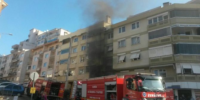 Sitenin Otoparkında Yanan Araç Korkuttu