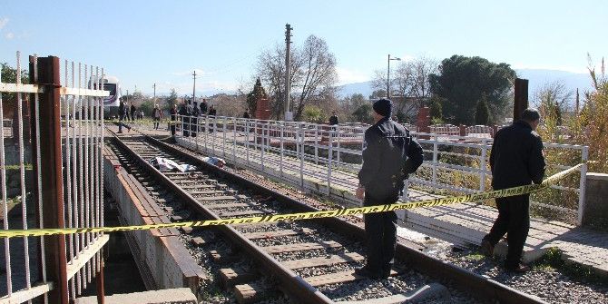 Trenin Altında Kalan Liseli Genç Hayatını Kaybetti