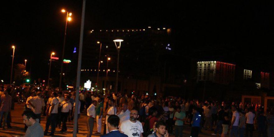 Kayseri’de Vatandaş Darbe Girişimine Karşı Sokağa Döküldü