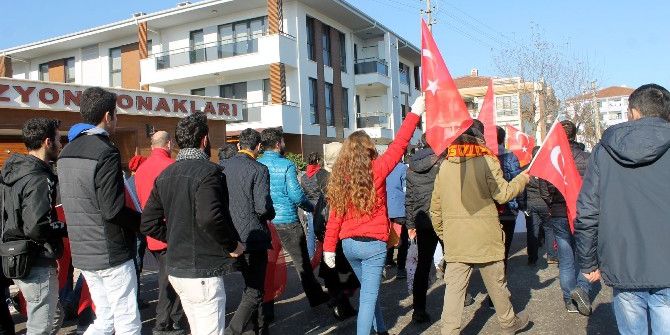 Yalova’da Vatandaşlar Dev Türk Bayrağı İle Yürüdü