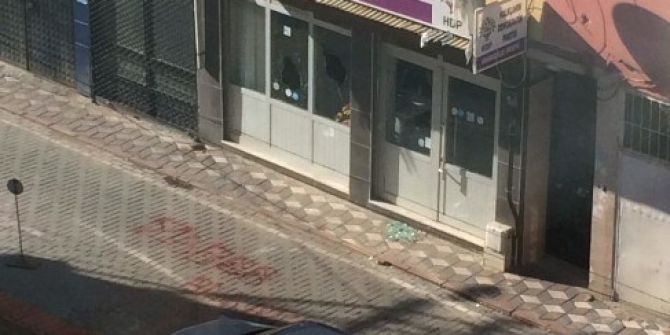 Akhisar’da Hdp Binasının Camları Kırıldı