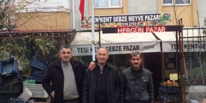 Besni’de Teröre Tepki İçin İş Yerinin Önüne Türk Bayrağı Dikti