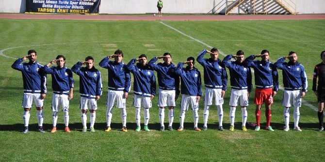 Tarsus İdman Yurdulu Futbolcuları Asker Selamıyla Sahaya Çıktı