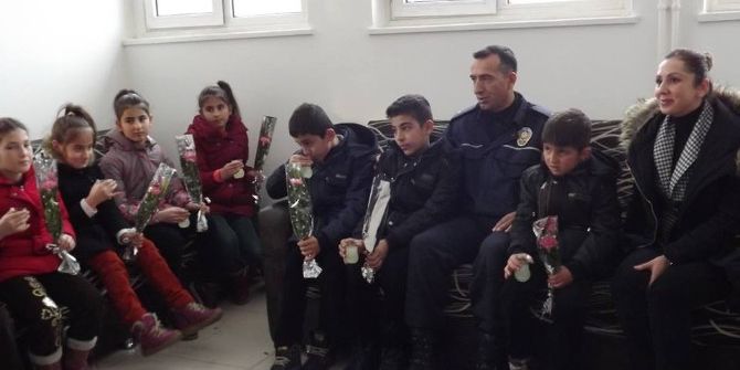 Çocuklar Çevik Kuvvet Polislerine Çiçek Verdi