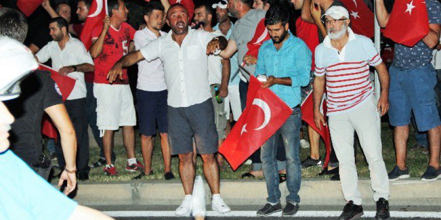 Bodrum’da Vatandaşlar İlçe Emniyet Müdürlüğü’nün Önünde Toplandı