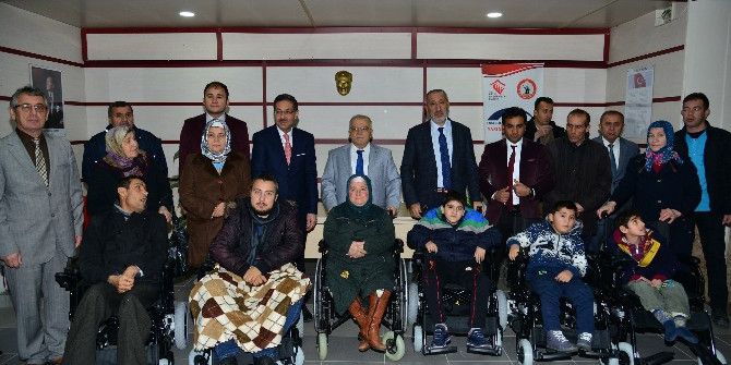 Engellilere 10 Akülü 25 Tekerlekli Sandalye Dağıtıldı