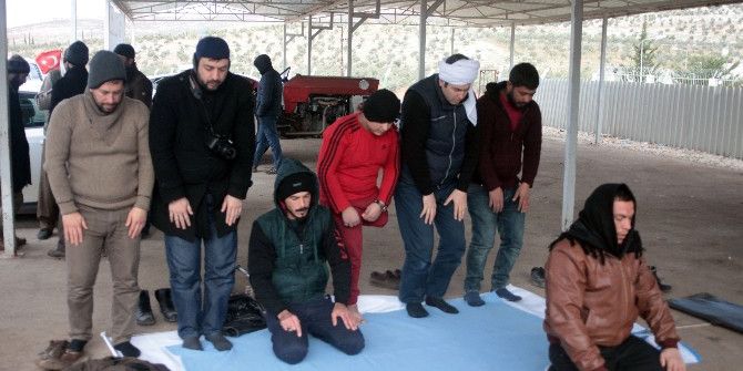 Savaşta Bacağını Kaybeden Çocuk Türkiye’ye Gelince Şükür Namazı Kıldı