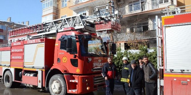 Yanan Evden Anne Ve 3 Çocuğunu Seyyar Satıcı Kurtardı