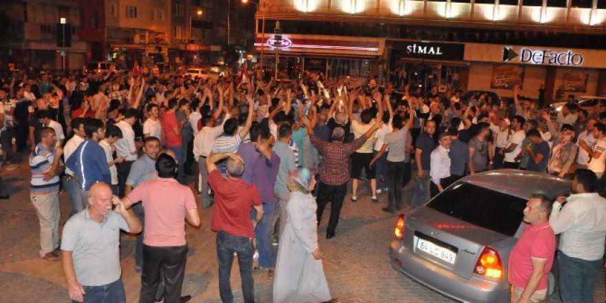 Uşak Halkı Sokaklara Dökülerek Darbe Girişimine Tepki Gösterdi