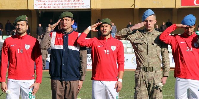 Futbolculara Sahaya Polis Ve Asker Beresi İle Çıktı