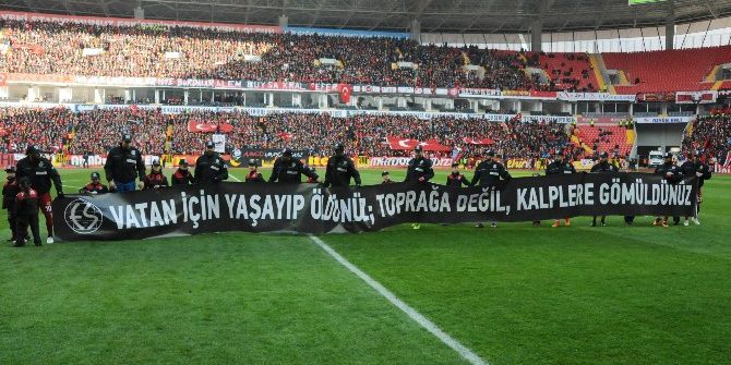 Eskişehirsporlu Oyuncular Sahaya Polis Montlarıyla Çıktı