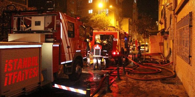 Beyoğlu’nda Apartmanda Çıkan Yangın Paniğe Neden Oldu