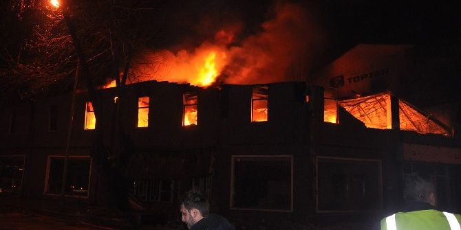 İnegöl’deki Yangında 7 İşyeri Zarar Gördü