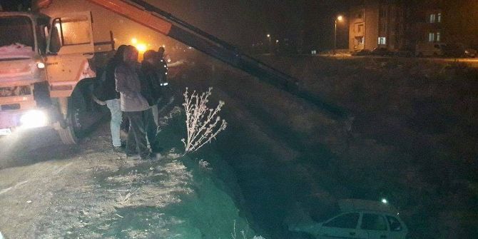 Buzlanma Nedeniyle Otomobil Dereye Uçtu