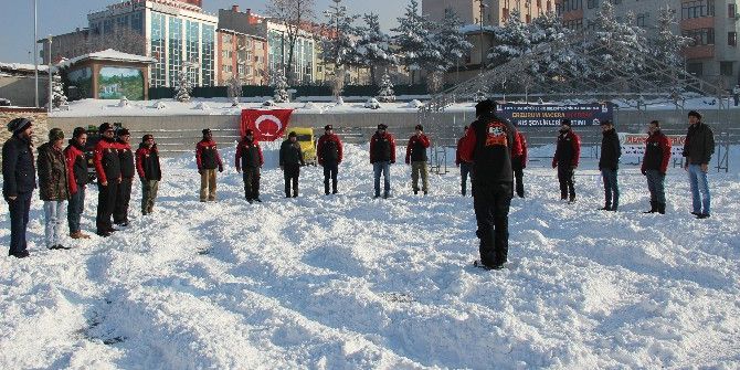 Erzurum’da Kar Üzerinde Lastik Raftingi