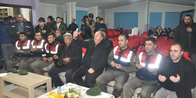 "Olay Var" Diye Gittiler Bayrak Ve Meşalelerle Karşılandılar