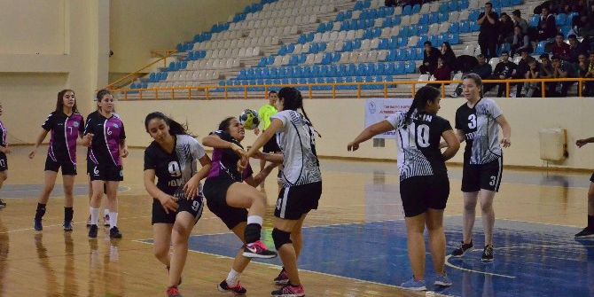 Adana’da Okullararası Genç Kızlar Hentbol Müsabakaları